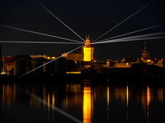 Billedet er en illustration, der viser, hvordan Vandtårnet vil lyse d. 2. oktober 2020 om aftenen. Foto: Tage Jensen, grafisk bearbejdning Båll & Brand 