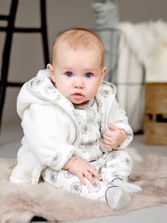 Mønstre og prints er stadig at finde på babytøj, men de har et meget mere nedtonet og afdæmpet udtryk. Foto: PR.