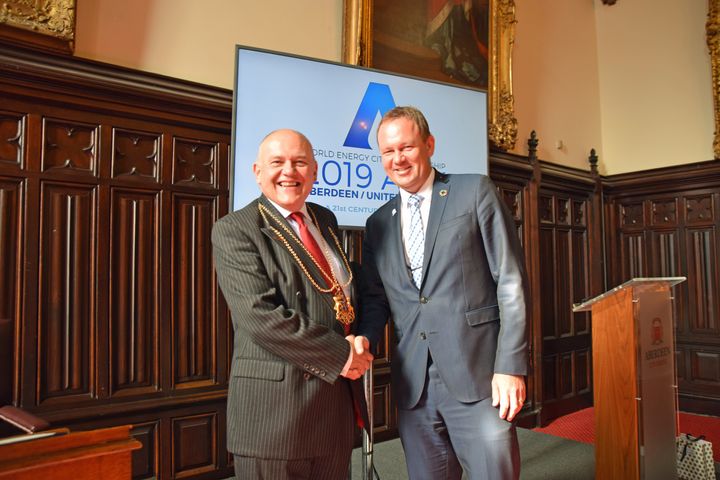 I 2019 havde Aberdeen sikret sig værtskabet for The Annual General Meeting for WECP, og her hilser borgmester Jesper Frost Rasmussen på Lord Provost of Aberdeen, Barney Crockett, der fungerer som præsident i WECP.