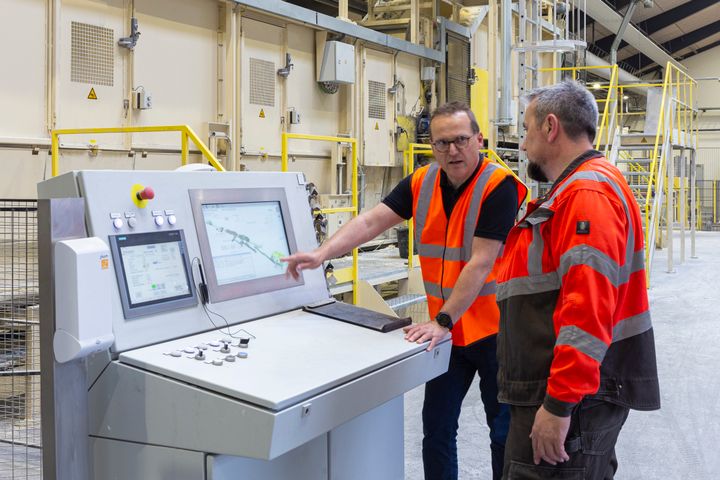 Fabrikschef Orla Jepsen ved Troldtekt (tv.) sikrer en høj kvalitet og ensartet produktion ved at analysere og handle på baggrund af data. Foto: PR/Troldtekt