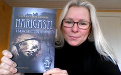 Leila Joensson med sin første roman i triolgien, HARIGASTI