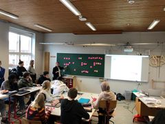 Hvad skal en god film indeholde? Trafik i Børnehøjde giver eleverne på Holme Skole en introduktion til filmproduktion. (foto: GF Fonden)