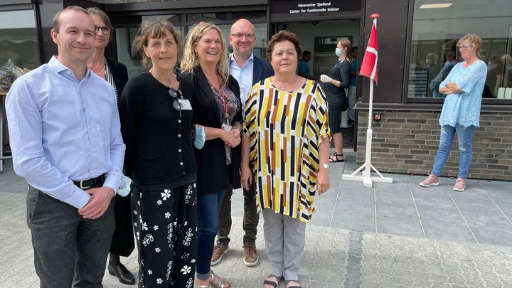 Annemarie Knigge (t.h.), formand for Udvalget for Sygehusenes behandlingstilbud i Region Sjælland, holdt tale ved indvielsen. Fra venstre er det Jakob Gren, ledende overlæge på Neurologisk Afdeling, Louise Rabøl, ledende overlæge på Øre-, Næse-, Hals- og Kæbekirurgisk Afdeling, Birgitte Mortensen, ledende oversygeplejerske på Neurologisk Afdeling, Lotte Kragh Nielsen, ledende oversygeplejerske på Øre-, Næse-, Hals- og Kæbekirurgisk Afdeling samt sygehusdirektør Niels Würgler Hansen.