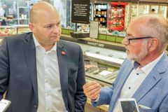 Adm. direktør John Wagner, DSK, og justitsminister Søren Pape Poulsen på butiksbesøg i MENY i Valby. John Wagner håber på, at ny kriminalitetspakke kan dæmme op for den organiserede kriminalitet.