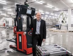 Toplederen i Danmarks største automationshus, CEO Jan Bisgaard Sørensen, er glad for at kunne bidrage med teknologier, der kan afhjælpe flaskehalsproblemer i den danske industri. Her ses han ved førerløs truck hos Hav-Line i Hirtshals