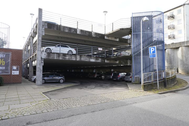 Aabenraa Kommune lukker fra 24. september det nederste og mellemste dæk af parkeringshuset Skrænten på Madevej i Aabenraa mellem klokken 20.00 og 06.00. Foto: Aabenraa Kommune