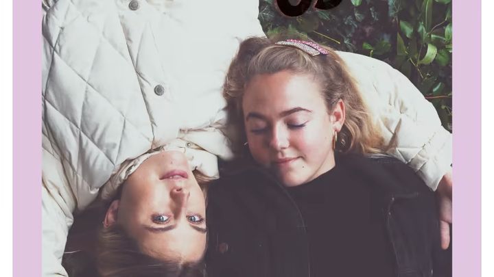 Bag den populære fredagspodcast Fries Before Guys står den nordjyske venindeduo Nanna Hovgaard, 28 år, og Josephine Kuhn, 26 år. Siden 2016 har lytterne kunnet tune sig ind i deres fælles samtaleunivers. Nu er de klar til at møde publikum live.