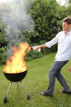 • Hav en vandslange med vandforstøver, en vandkande eller en spand med vand stående nær grillen. Foto: Shutterstock