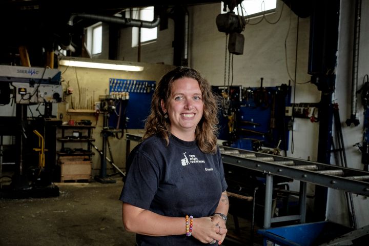 Emelie Pettersson, direktør i Tejn Smedeforretning, brugte en CO2-rapport fra Bæredygtig Bundlinje Bornholm som afsæt for en beslutning om at samle virksomheden på én adresse. Foto: Tejn Maskinforretning