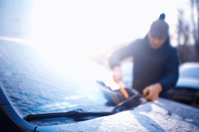 Man skal tage sig god tid, når man skal 'skrabe' bilen om morgenen. Hvis man har begrænset udsyn, kan det koste bøder og frakendelse af kørekort. Foto: Shutterstock