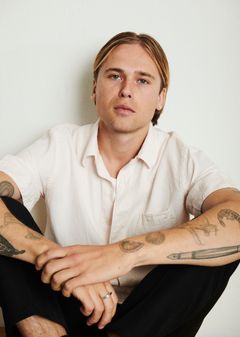 Victor Boy Lindholm romandebuterer med en roman om at blive far, have en far og om, hvordan livet kunne være, hvis vi var bedre til at tale med hinanden. Foto: ©Hasse Nielsen