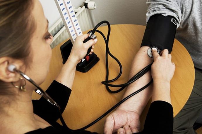 Gennem opfølgende studier fandt forskerne frem til, at personer med udsving i blodtryk havde over dobbelt så stor risiko for at udvikle enhver type demens, herunder Alzheimers, sammenlignet med personer, som havde et stabilt blodtryk. Foto: Model