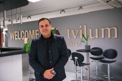 Årligt producerer Tvilum ca. 5 millioner møbler, som sælges og distribueres til hele verden. Projektleder Sabahudin Nukovic arbejder bl.a. med optimering hos Tvilum for at sikre en bedre, sundere og grønnere arbejdsplads og forretning.