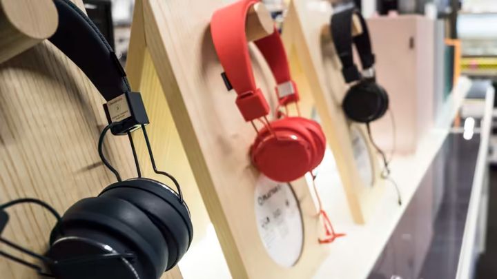 Musik-elsker? Der er udstillet over 50 forskellige hovedtelefoner i den nye city-butik på Nytorv i Aalborg.
