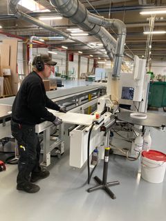 NIC Denmark producerer træmaterialer til byggevirksomheder i den gamle Jamo-højttalerfabrik i Glyngøre. Også produktionsfaciliteterne er i dag certificerede. Foto: Erhvervsstyrelsen