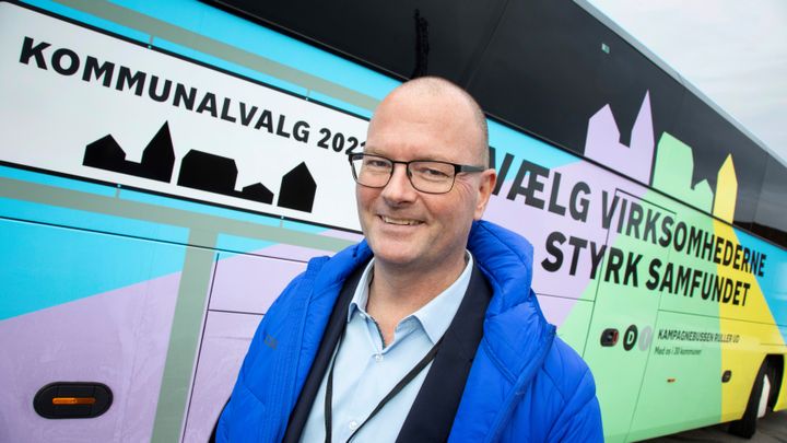 Medlemsdirektør Anders Søndergaard Larsen foran DI’s valgbus, som turnerede landet rundt med lokale erhvervsfolk og politikere i forbindelse med kommunalvalget. Foto: Anders Bach.