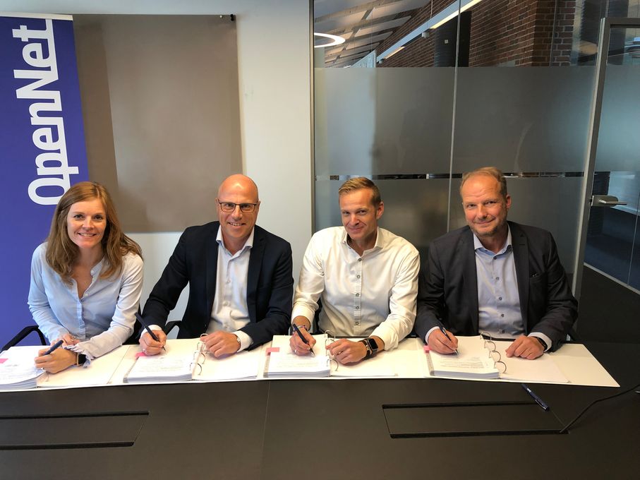 Lise Bering, Norlys, Christian Frost Lauritsen, Nord Energi, Sune Nabe Frederiksen, Norlys og Henrik Møller Nielsen, OpenNet, underskriver den nye samarbejdsaftale.