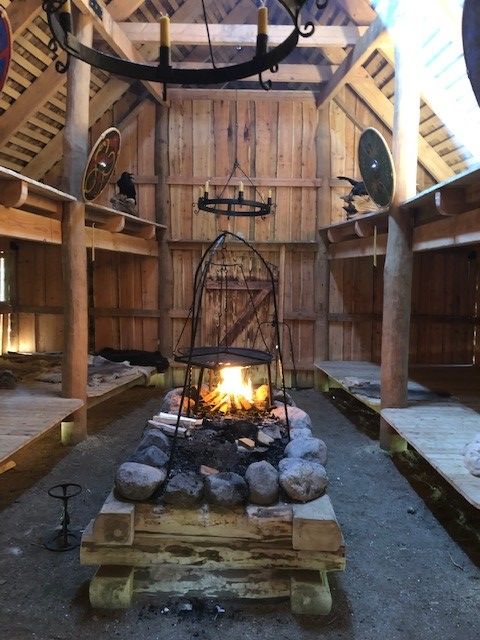 Det bliver en aften i vikingernes tegn i vikingehytten på Dybsø Naturskole. Foto: Credit: Dybsø Naturskole.