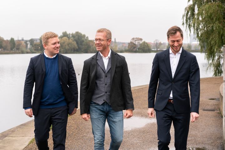 Nicolai Hesdorf (midten) er ny formand for Biobridge Partners. Her ses han sammen med de to stiftere af selskabet, Daniel Schmidt (venstre) og Jonas Tobias Karlsen (højre).