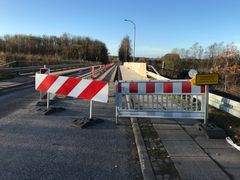 Arbejdet betyder, at der kun vil være ét farbart spor på broen. En lysregulering vil derfor blive sat op for at hjælpe trafikanterne over. Foto: Vejdirektoratet.
