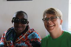 Her ses Heidi sammen med Fatima, som fik solbriller doneret af en borger fra Næstved. Solbriller er vigtige i Tanzania, hvor den kraftige sol kan forårsage grå stær, hvis øjnene ikke beskyttes af solbriller.
