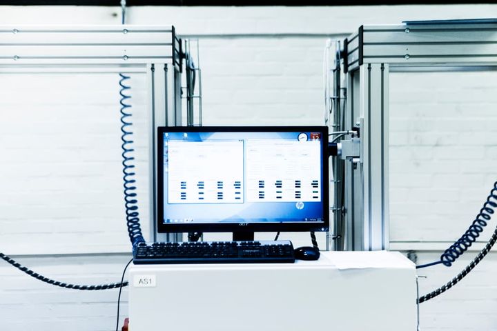 Digitaliseringen rykker væk fra computerskærmene på kontorerne, og det kan give udfordringer på arbejdet.