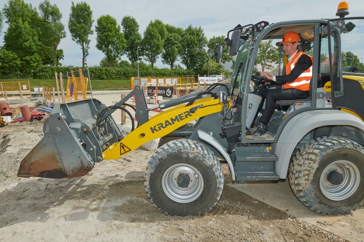 Boligminister Kaare Dybvad Bek, chauffør i el-drevet gummiged. Foto Ricky John Molloy