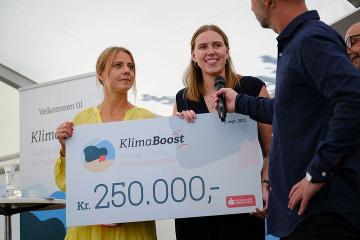 Simone Westergaard (tv) og Frederikke Dahl, idékvinderne bag Mewalii, vandt Årets Klimaiværksætter 2021. I år har de været en del af den jury, der har valgt finalisterne.
