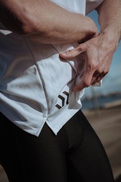 Årets t-shirt får et nyt udtryk med den nye identitet