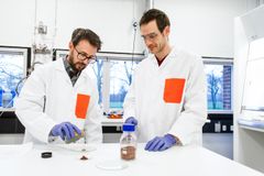 Zachary James Davis og Martin Søndergaard demonsterer blæk til printet elektronik baseret på nanokobber og nanosølv