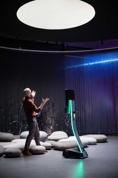 Med en telepresence-robot fra GoBe Robots kunne gæster på Verdensudstillingen i Dubai for nylig bevæge sig rundt i H.C. Andersens Hus i Odense og opleve museets udstillinger.