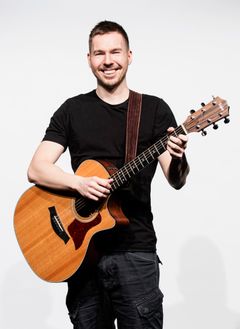 Stand-up komiker Dan Andersen med sin guitar