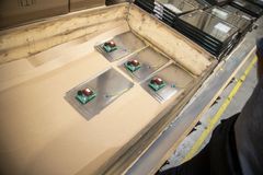 Bundplader og termoruder klar til montering i Claus Andersen Rustfri Ståls produktion af udendørs skabe til hjertestartere. Styringselektronik, ruder og standardkomponenter som hængsler og magnetlåse er det eneste, virksomheden ikke fremstiller selv.