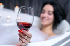 En af de alternative måde at bruge vinen på er at blande vinresterne op med badevandet. Husk dog at få skyllet ordentligt af, så lugten ikke hænger ved. Foto: PR.