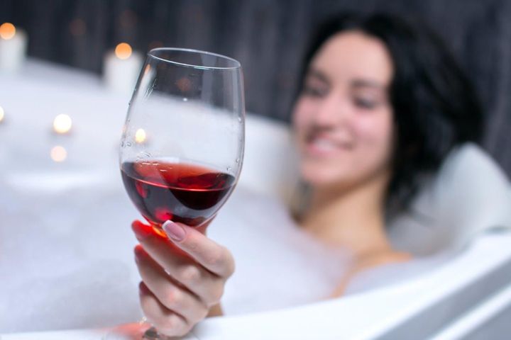 En af de alternative måde at bruge vinen på er at blande vinresterne op med badevandet. Husk dog at få skyllet ordentligt af, så lugten ikke hænger ved. Foto: PR.