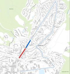 Den prikkede linje er omkørselsruten, rød linje er afspærret område, mens den blå linje er parkeringsfritområde.