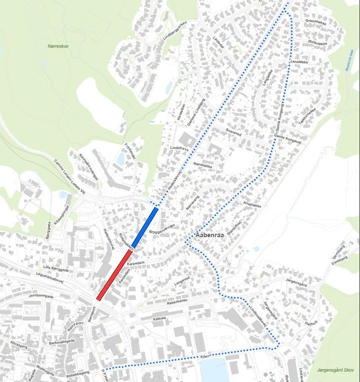 Den prikkede linje er omkørselsruten, rød linje er afspærret område, mens den blå linje er parkeringsfritområde.