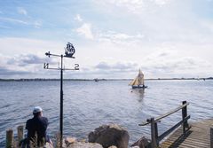 Der er ikke mange, der ved, at klinkbyggede skibe, hvor hver planke overlapper hinanden, er udråbt som UNESCO verdensarv. Det årlige træf træbåde, som i år fandt sted fra Østby Havn i Frederikssund Kommune, er afsæt for fortællingen om den sejlende kulturarv i årsskriftet. Foto: Lars Kjølhede Christensen /ROMU