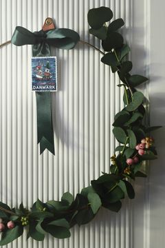Brug Julemærket i en dekorativ krans til døren. Koncept: Malene Marie Møller, foto: Søren Staun