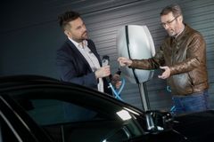 For NCG er det vigtigt, at ladeløsningen, de har valgt, er skalerbar. På billedet Stephan Sørensen og Peter Meier Jæger ved en af ladestanderne ved Bayern AutoGroup i Tilst ved Aarhus. Fotograf: Ole Hartmann Schmidt