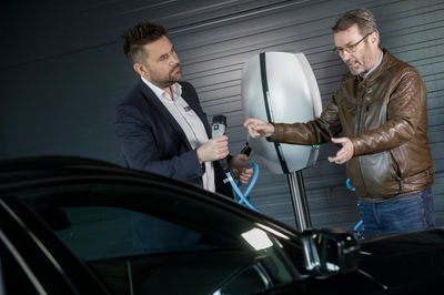 For NCG er det vigtigt, at ladeløsningen, de har valgt, er skalerbar. På billedet Stephan Sørensen og Peter Meier Jæger ved en af ladestanderne ved Bayern AutoGroup i Tilst ved Aarhus. Fotograf: Ole Hartmann Schmidt