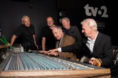 Der var gensynsglæde, da bandet TV-2 og deres tidligere producer Greg Walsh i efteråret 2022 igen kunne sætte sig foran pulten fra deres gamle studie "Have a cigar" - denne gang placeret ikke i Steffen Brandt baghus, men i udstillingen på RAGNAROCK, hvor lydstudiet nu kan opleves. Foto: Kristian Grøndahl
