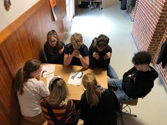 Maja, Melika, Sofia, Eske, Simon og Hussein  fra 8.C på Holme Skole planlægger deres film til GF Fondens filmkonkurrence om unge og trafiksikkerhed. (foto: GF Fonden)