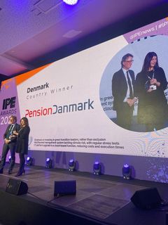 Direktør i PensionDanmark Marianne Fussing Ørsted modtager prisen på Hotel Riu Plaza España i Madrid torsdag aften.