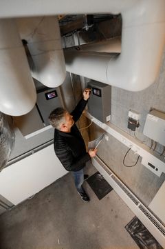 Henrik Vogensen Hvid i kælderen til den nye bygning, hvor han tjekker noget af det tekniske i forhold til varmepumperne. bygning. Fotograf: Ole Hartmann Schmidt