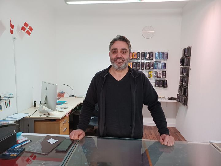 Abdulhakim i sin butik Fix A Phone i Sorø. (Foto: Sparringspartnerne)