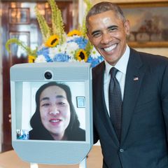 Barack Obama mødes med Alice Wong, Disability Visibility Project Founder og Project Coordinator via Beam Pro på Americans with Disabilities Act 25th Anniversary reception i Det Hvide Hus i 2015. (Official White House Photo by Pete Souza)