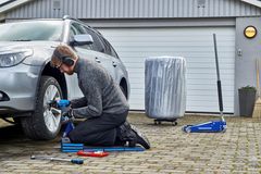 Den kommende tids vejrforhold er en udfordring for bilejerne, der bør være ekstra opmærksomme, når årstiden skifter, og forberede køretøjet på de nye og lumske vejrforhold. Foto: PR.