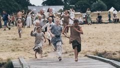 Løbende vikingebørn på Trelleborg Vikingefestival