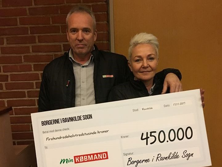 Købmand Hanne Degn og hendes mand med lånet fra borgerne i Ravnkilde.